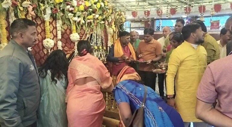 आम्रेश्वर धाम में उमड़े श्रद्धालु