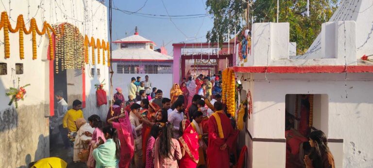 शिवालयों में पूजा-अर्चना के लिए उमड़े भक्त