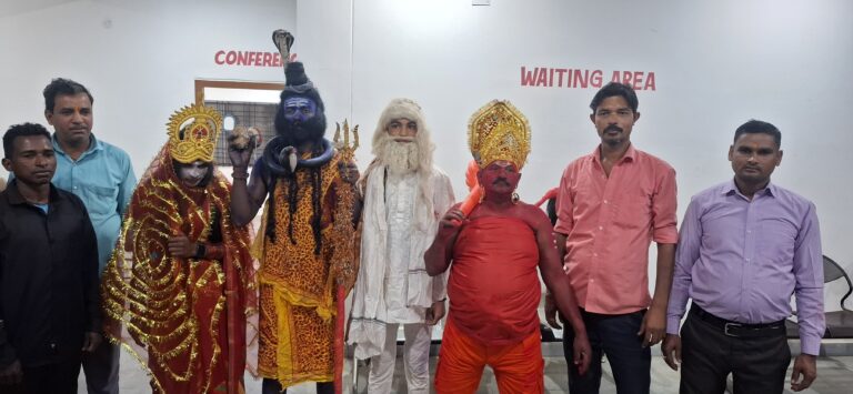 Giridih News :शिव भक्तों ने झांकियों संग निकाली भोलेबाबा की बरात