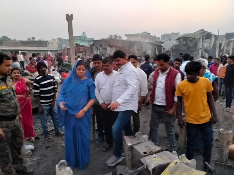 पीड़ित दुकानदारों से मिली जिप अध्यक्ष