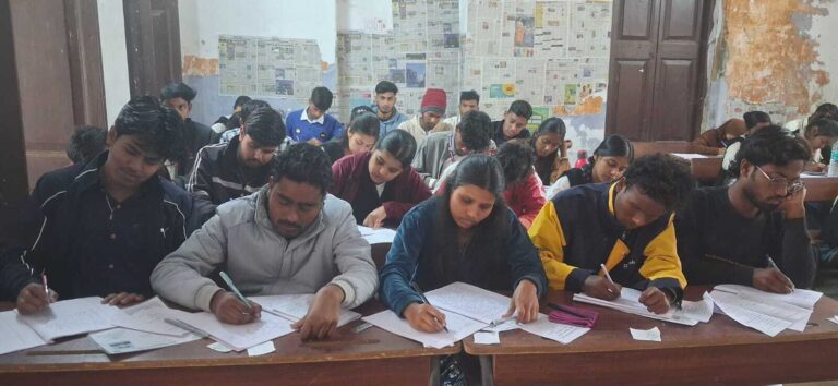 लीड : एक बेंच पर पांच परीक्षार्थी, सभी पास-पास