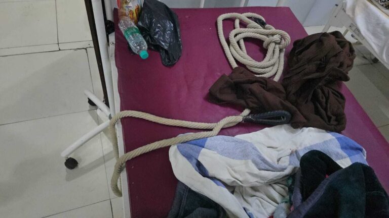इलाज के दौरान पुलिस को चकमा देकर अप्राथमिकी अभियुक्त हथकड़ी संग फरार
