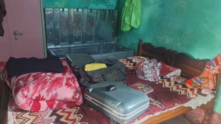 गोदरेज तोड़ नगदी, जेवरात सहित 10 लाख की संपत्ति पर चोरों ने किया हाथ साफ