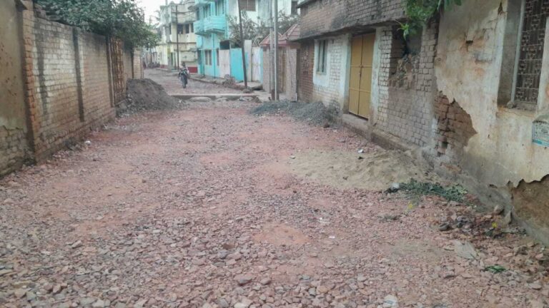 सड़क निर्माण में उच्च न्यायालय के आदेश की अवहेलना, डीएम को दिया पत्र