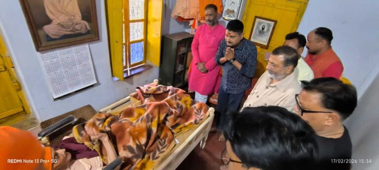 साधनारत स्वामी भाष्कर आरण्य से सांसद ने लिया आशीर्वाद
