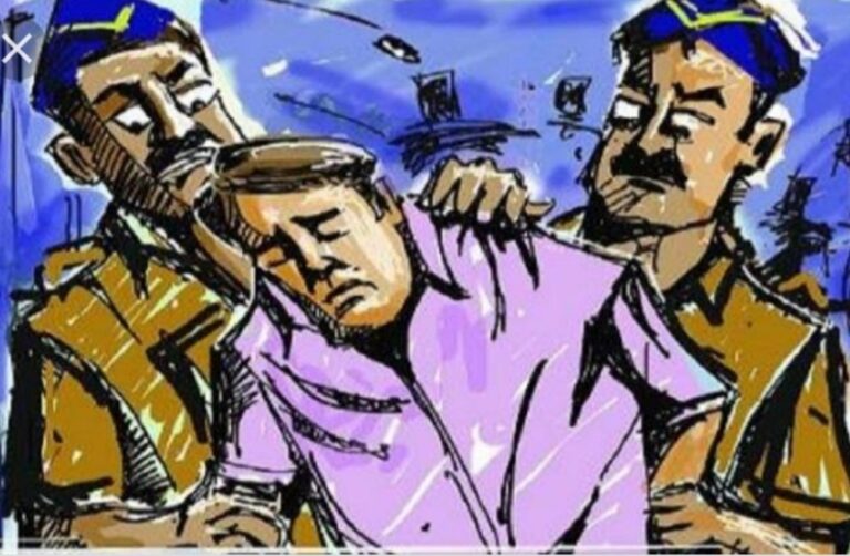 पुलिस ने मनचलों को सड़क पर करायी उठक-बैठक