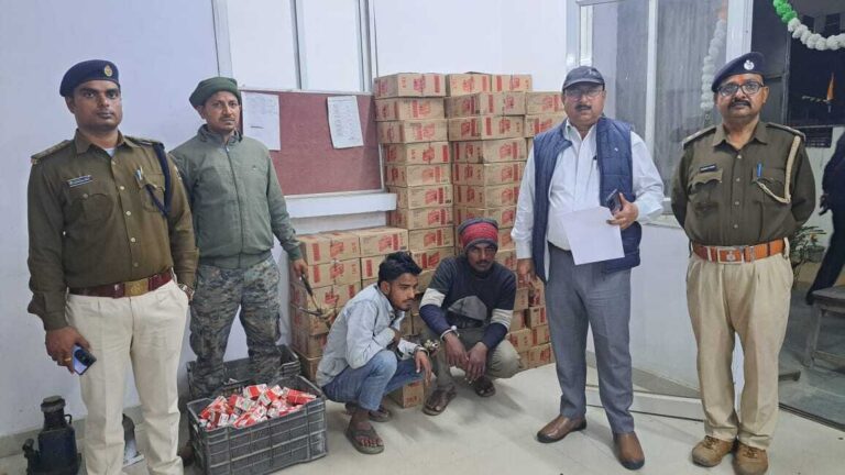 ट्रैक्टर के तहखाने से भारी मात्रा में शराब बरामद, दो गिरफ्तार
