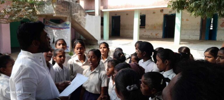 विद्यालय की समस्याओं को ले मुख्य पार्षद से मिले छात्र