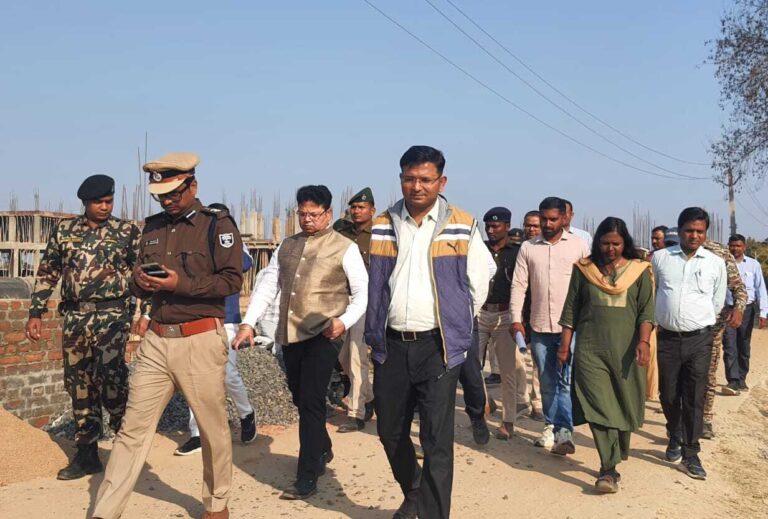 समृद्धि यात्रा : डीएम व एसपी ने कटोरिया पहुंचकर की तैयारियों की समीक्षा