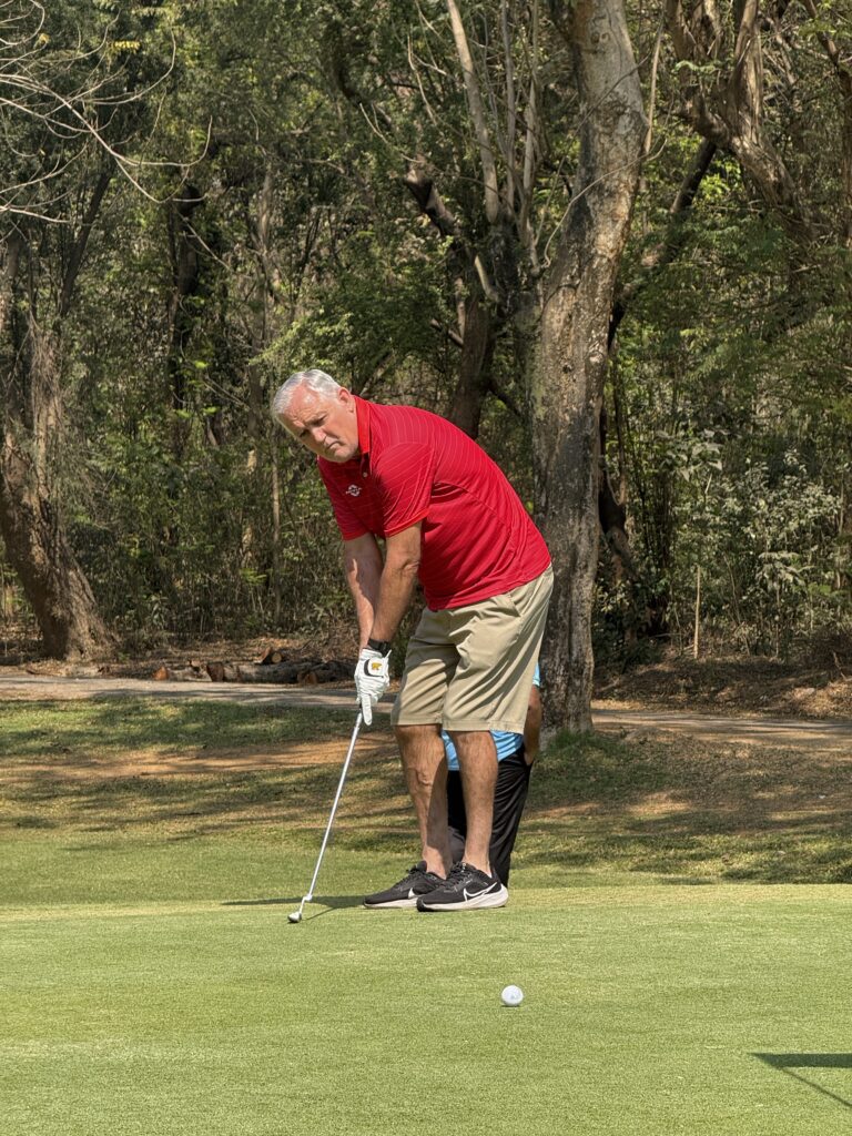 Jfc Head coach played golf: जेएफसी के कोच ने गोल्फ में आजमाये हाथ, तो, खिलाड़ी पहुंचे चिड़ाघर