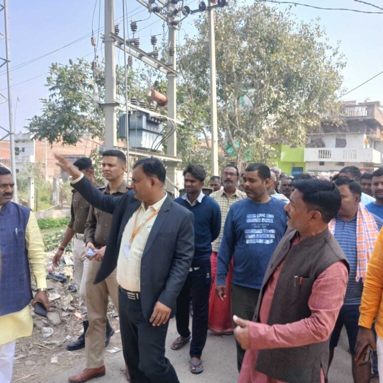पइन को अतिक्रमण मुक्त कराकर पुराना पोखर के पास लगायें फाटक: डीएम