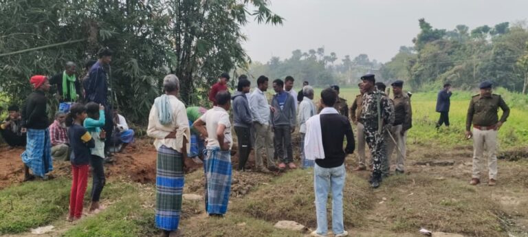 पंचायत सरकार भवन के लिए चिह्लित जमीन पर शव दफनाने को लेकर दो पक्षों में तनाव