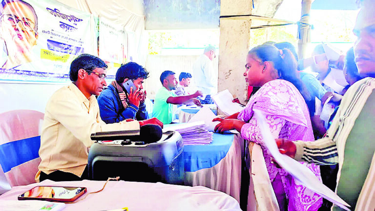 युवा साथी योजना को लेकर सियासत महिला भाजपा नेता ने भरा आवेदन