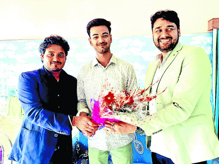 जेईई मेन्स के स्टेट टॉपर कुंतल को किया सम्मानित