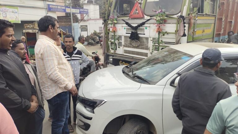 Giridih News :तेज रफ्तार ट्रक ने शिक्षक की कार में मारा धक्का