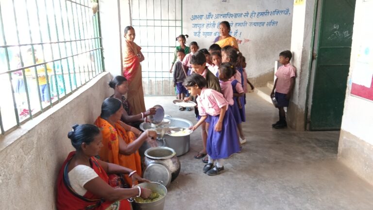 Chaibasa News : मांगों पर अड़ीं, पर बच्चों को भूखा नहीं रहने दिया