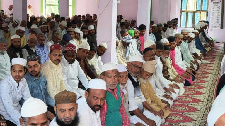 रमजान के पहले जुमे पर मस्जिदों में उमड़ा रोजेदारों का हुजूम, पढ़ी गयी नमाज