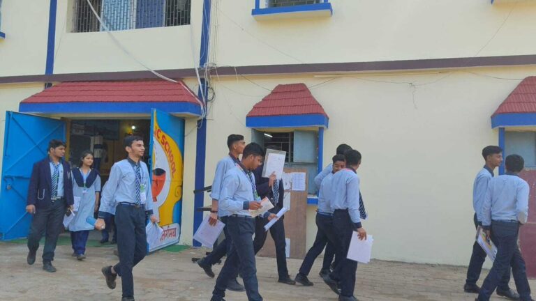 तीन परीक्षा केंद्रों पर सीबीएसई 12वीं ली गयी भौतिकी  की परीक्षा