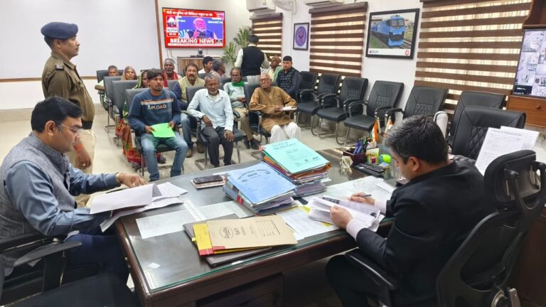 डीएम ने की जनसुनवाई, नागरिकों की समस्याओं के त्वरित समाधान का दिया आवश्वासन