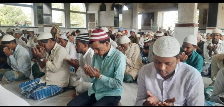 अकीदत के साथ रोजेदारों ने अदा की पहले जुमा की नमाज
