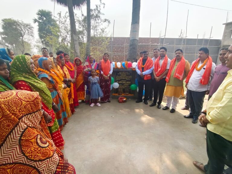 पीसीसी सड़क का विधान पार्षद ने किया उद्घाटन