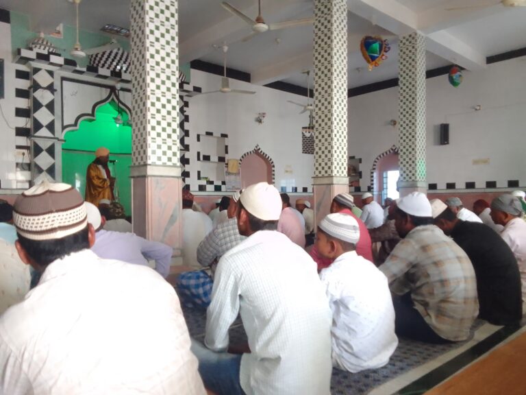 मस्जिदों में सजदे में एक साथ झुके हजारों सिर, मांगी दुआएं