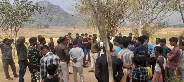 पेड़ पर लाउडस्पीकर लगाने को लेकर दो पक्षों में बकझक