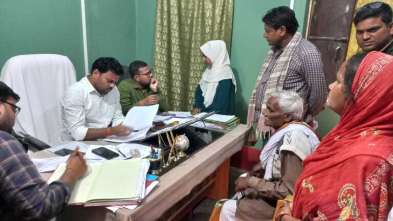 अंचल जनता दरबार में सीओ ने भूमि विवाद के मामले का किया निष्पादन