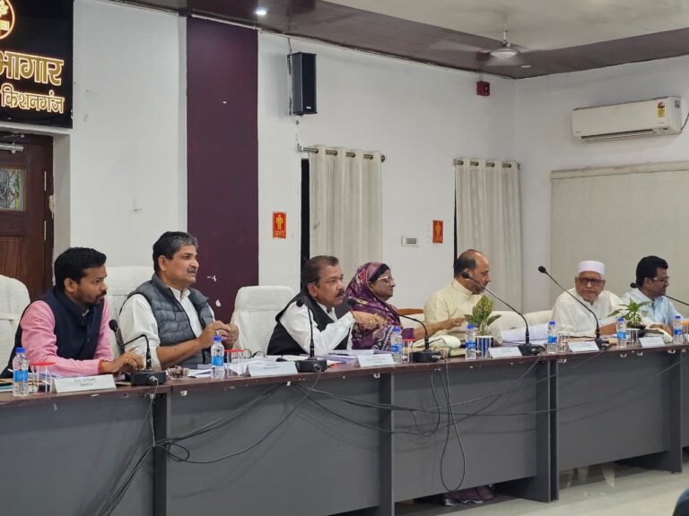 क्षेत्र में चल रहे योजनाओं की जानकारी जनप्रतिनिधि को दें: सांसद