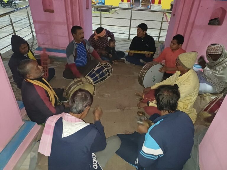 मधुसूदन मंदिर में गूंज रहे पारंपरिक होली गीत, देर रात तक फगदोल में उमड़ रहे श्रद्धालु