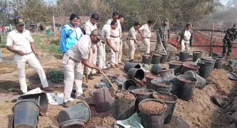 Chaibasa News : 950 लीटर देसी शराब नष्ट