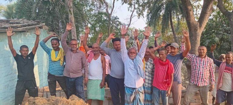 घटिया जल मीनार निर्माण कार्य पर भड़के ग्रामीणों ने किया विरोध-प्रदर्शन