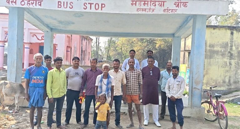 महमदिया में बस ठहराव केंद्र बनी है शोभा की वस्तु