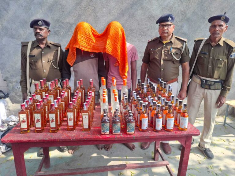 चेकिंग के दौरान ऑटो से 93 बोतल शराब बरामद, दो गिरफ्तार