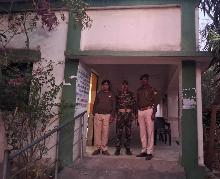 चुनाव : मतपेटियों के साथ बूथों पर पहुंचे मतदानकर्मी, वोटिंग आज