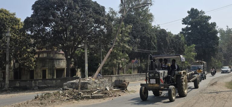 बालू लदे अनियंत्रित ट्रक की टक्कर से मौनिया बिगहा गोलंबर क्षतिग्रस्त