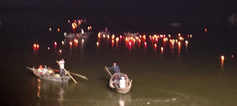 Bhagalpur news गंगा मुक्ति आंदोलन की 44वीं वर्षगांठ पर नौका जुलूस व दीपदान