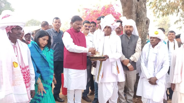 दिवंगत सानिका पाहन के पत्थलगड़ी कार्यक्रम में शामिल हुए अर्जुन मुंडा
