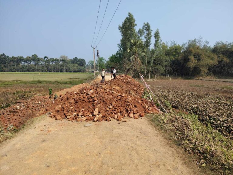 डायवर्सन बिना बनाये ही खोद दी सड़क, राहगीर बेहाल