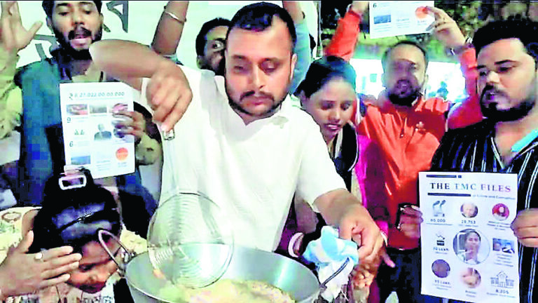 दुर्गापुर : ‘भत्ता नहीं, उद्योग व नौकरी चाहिए’ के नारे के साथ युवा मोर्चा का विरोध प्रदर्शन
