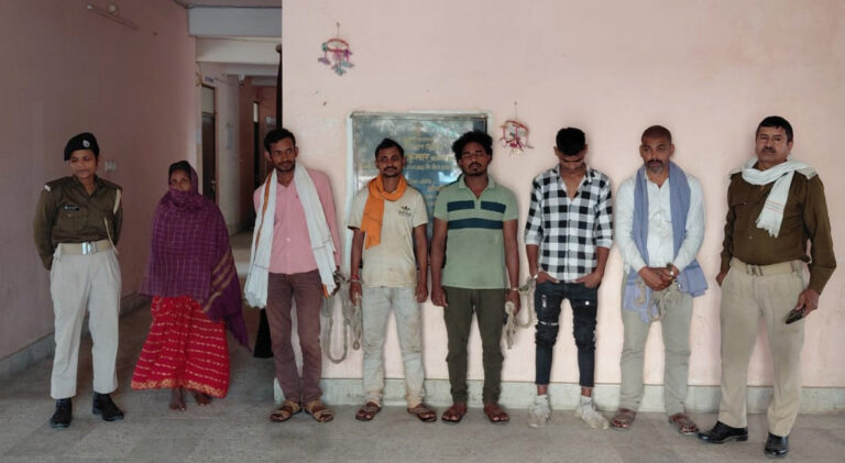 विदेशी शराब बरामद, चार महिला तस्कर सहित पांच पियक्कड़ गिरफ्तार