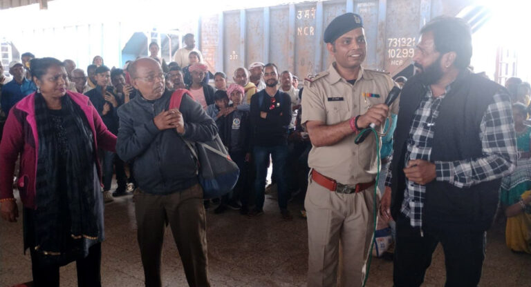 किऊल रेलवे स्टेशन पर नशाखुरानी व साइबर अपराध के खिलाफ चला जागरूकता अभियान
