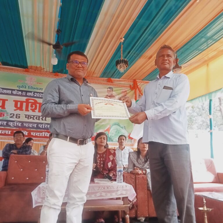 किसानों को प्राकृतिक व जैविक खेती के बारे में विस्तार से दी गयी जानकारी