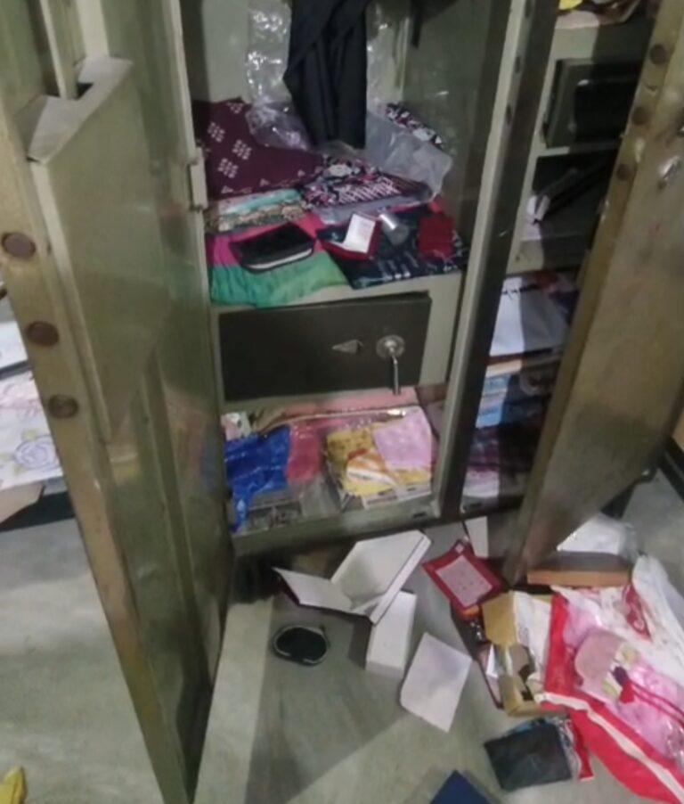 बंद घर का ताला तोड़ कर जेवर और नकदी समेत लाखों की चोरीनगर थाना क्षेत्र के मछुआ टोली में गुरुवार की रात हुई घटना प्राथमिकी दर्ज कर चोरों की धरपकड़ में जुटी पुलिस फोटो नंबर-11, चोरी के बाद घर में बिखरा सामान. आरा. नगर थाना क्षेत्र में लगातार दूसरे दिन भी चोरी की घटना हुई. चोरों द्वारा फिर एक बंद घर का ताला तोड़कर नकदी और जेवर सहित लाखों का सामना उड़ा लिया गया. चोरी की वारदात गुरुवार की रात मछुआ टोली वार्ड नंबर एक के निवासी मो. अशरफ के घर हुई. घटना के समय वे अपनी बेटी के घर गये थे. इस मामले में गृहस्वामी मो. अशरफ के बयान पर नगर थाने में प्राथमिकी दर्ज करायी गयी है. उसमें कहा गया है कि फिलहाल वे अपनी बेटी के घर भभुआ थे. गुरुवार की रात करीब सवा 12 बजे उनके भाई द्वारा सूचना दी गयी की उनके घर का ताला टूटा हुआ है. शुक्रवार की सुबह वे अपने घर पहुंचे, तो देखा कि घर का दरवाजा टूटा है. अलमारी भी टूटी थी और 10 ग्राम का सोने का एक हार, 16 ग्राम की एक चेन, छह ग्राम की अंगूठी एवं 50 हजार रुपये की चोरी कर ली गयी. बहरहाल पुलिस मामले की छानबीन और चोरों की पहचान कर धरपकड़ में जुटी है. बता दें कि एक रोज पहले भी मिल्की मुहल्ले में दो घरों में चोरी हुई थी. एक घर से तो करीब 25 से 30 लाख के जेवर और ढाई लाख रुपये की चोरी कर ली गयी थी.