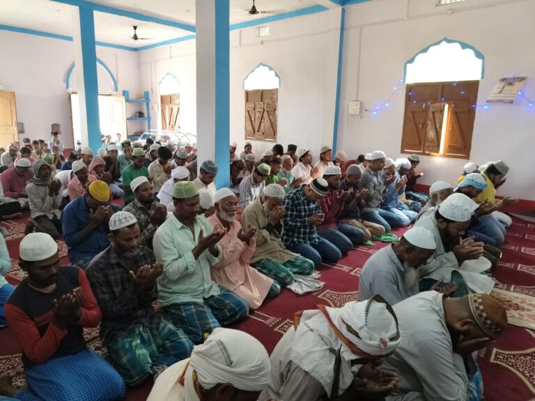 मस्जिदों में उमड़ा नमाजियों का सैलाब, मुल्क में अमन के लिए की दुआ