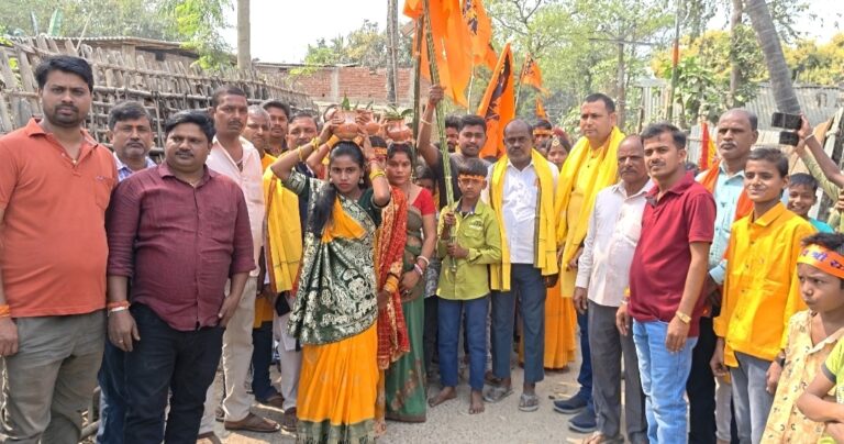 अखंड हरिनाम संकीर्तन के आयोजन को लेकर कलश शोभायात्रा निकाली