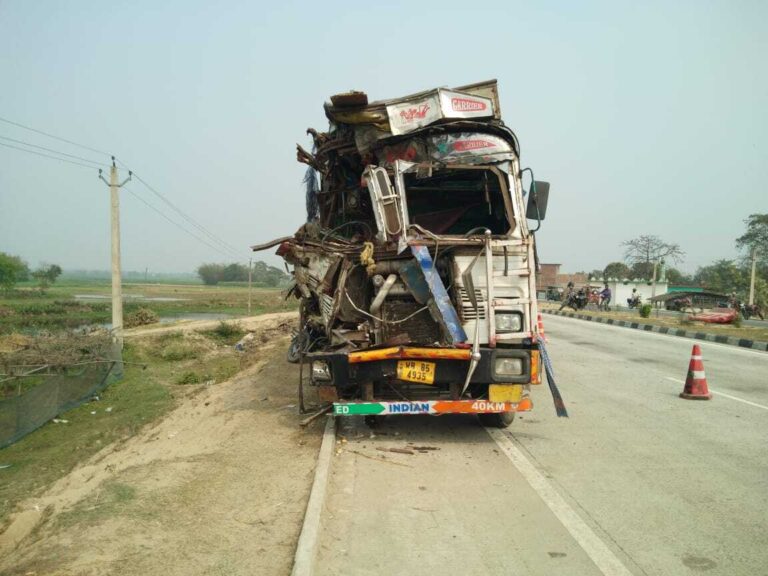 दो ट्रक की  टक्कर में एक चालक की मौत, दूसरा गंभीर