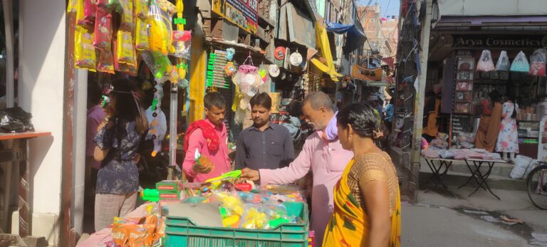 होली की आहट: रंगों व पिचकारी से सजा बाजार
