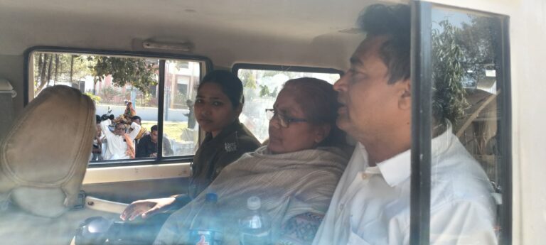 अधिवक्ता के घर छापेमारी में अवैध हथियार बरामद, पति-पत्नी गिरफ्तार