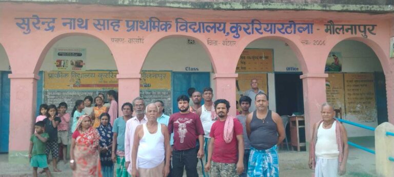 एमडीएम में सड़ा आलू परोसे जाने का आरोप, विद्यालय में अभिभावकों का हंगामा
